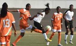 La Nigérienne Aichatou Alassane au marquage de la Ghanéenne Janet Egyir lors de la Coupe ouest-africaine de football le 16 février 2018 à Abidjan