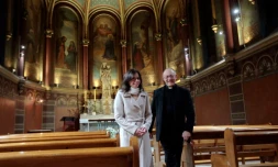 Marion Gailland avec le pĂšre Joseph Hunt dans la chapelle Notre-Dame de Clignancourt Ă Paris, le 25 janvier 2016