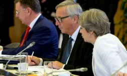 La Première ministre britannique Theresa May s'entretient avec le président de la Commission européen Jean-Claude Juncker à Bruxelles le 20 octobre 2017