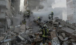 Des secouristes sur les lieux d'une frappe russe à Kiev, le 14 mai 2026 