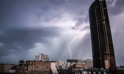 Un éclair dans le ciel parisien près de la tour Montparnasse, le 25 juin 2025