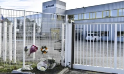Fleurs déposées à l'entrée de l'entreprise Faun dont la DRH a été tuée par balle le 29 janvier 2021