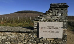 L'entrée du "Domaine Bonneau du Martray" près de Pernand-Vergelesses, le 6 janvier 2017 en Bourgogne