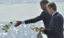 Les présidents américain Barack Obama et argentin  Mauricio Macri jettent des fleurs blanches dans River Plate en hommage aux victimes de la dictature le 24 mars 2016 à Buenos Aires 