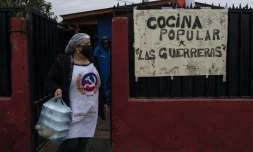 Ruth Lagos distribue des repas aux plus pauvres dans le cadre de l'initiative des "guerriĂšres" Ă Santiago, le 17 juillet 2020
