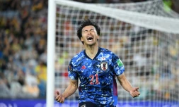 L'attaquant japonais Mitoma célÚbre l'un de ses deux buts ayant envoyé le Japon au Mondial-2022 grùce au succÚs 2-0 contre l'Australie à Sydney, le 24 mars 2022.