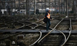 Un homme traverse les rails de la gare Saint-Charles à Marseille, le 9 avril 2018
