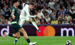 Le milieu de terrain uruguayen du Real Madrid Federico Valverde  (à droite), auteur d'un triplé contre Manchester City en 8e aller de la Ligue des champions, le 11 mars 2026 au stade Bernabéu