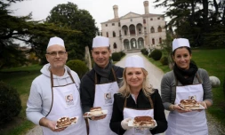 Des pâtissiers participant au premier Concours mondial du tiramisu le 4 novembre 2017 à Roncade, près de Trévise en Italie 