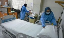 Des personnels de santé préparent une salle d'isolement pour les patients atteints du mpox à Peshawar, le 20 août 2024 au Pakistan
