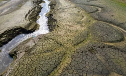Sur cette photo aérienne prise le 15 septembre 2020, de la terre craquelée du lit du Doubs asséché est aperçue à Villers-le-Lac, dans l'est de la France.