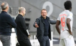 L'entraßneur du Bayern Munich Hansi Flick agacé lors du match perdu à Francfort, le 20 février 2021