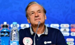 L'entraîneur allemand du Nigeria Gernot Rohr face aux reporters à Saint-Pétersbourg, le 25 juin 2018 à la veille du match contre l'Argentine