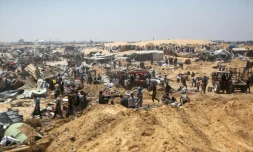 Des Palestiniens fouillent les débris d'un camp de déplacés près de Khan Younès, dans le sud de la bande de Gaza, au lendemain de ce que des témoins ont décrit comme une incursion de chars israéliens, le 11 juillet 2025