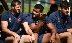 Le demi d'ouverture du XV de France Wesley Fofana (c) en pause lors d'une séance d'entraßnement, le 14 septembre 2019 à Fujiyoshida