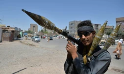 Un policier tient un lance-roquettes sur une route à Hérat (Afghanistan), le 2 août 2021