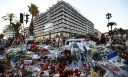 Bougies et message à la mémoire des victimes de l'attentat à Nice le 16 juillet 2016