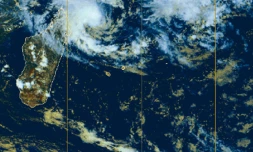La tempête tropicale modérée se situait à 16h à 795km au Nord de La Réunion (Image : Météo France)