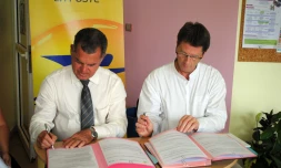 Jeudi 10 février 2011 : Signature de convention entre la Ville du Tampon et La Poste pour la création de 3 agences postales communales (photo: D.R)