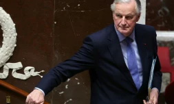 Le Premier ministre Michel Barnier quitte la salle après avoir prononcé un discours lors du débat précédant les votes de défiance à l'Assemblée nationale à Paris le 4 décembre 2024
