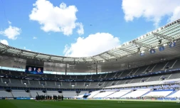 L'entraîneur allemand de Liverpool Jürgen Klopp parle avec des joueurs et membres du staff lors d'un entraînement au Stade de France à Saint-Denis, le 27 mai 2022, avant la finale de Ligue des champions contre le Real Madrid