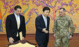 Le chef de la diplomatie sud-coréenne Yun Byung-Se (c), l'ambassadeur américain Mark Lippert (g) et le général américain Curtis Scaparrotti, commandant des forces américaines en Corée discutent à Séoul le 6 janvier 2016 du test de bombe H nord-coréen