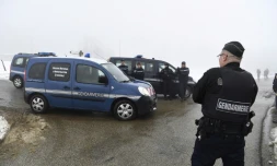 Des gendarmes bloquent l'accès à une forêt où les restes de la petite Maëlys ont été retrouvés, le 15 février 2018 à Attignat-Oncin, en Savoie