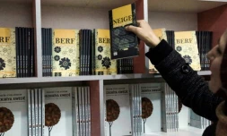 "Neige", roman de l'écrivain français Maxence Fermine, est le premier livre publié par l'initiative privée "Hunar" ("grenade" en kurde).