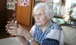 Lisel Heise, 100 ans, élue locale de la petite ville allemande de Kirchheimbolanden, répond chez elle aux questions d'une journaliste, le 4 juillet 2019.