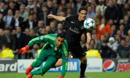 Le Parisien Edinson Cavani bute sur le gardien Keylor Navas du Real Madrid en Ligue des champions, le 3 novembre 2015 à Bernabeu