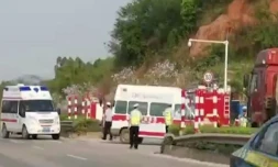 Capture d'écran tirée d'une vidéo du journal The Paper et reçue par l'AFPTV montrant des ambulances à leur arrivée après qu'un avion de la compagnie China Eastern se soit écrasé près de la ville de Wuzhou, en Chine, le 21 mars 2022