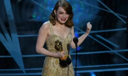 Emma Stone avec l'Oscar de la meilleure actrice pour son rôle dans "La La Land" le 26 février 2017 à Hollywood en Californie