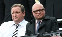 Le patron du club de Newcastle, Lee Charnley (d), le 24 mai 2015, a été arrêté dans le cadre d'une enquête du fisc