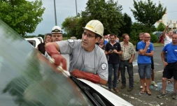 Des ouvriers de PSA lors d'une manifestation syndicale pour la reprise de GM&S, le 6 juillet 2017 à Dompierre-sur-Besbre