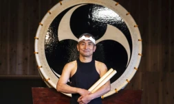 Le joueur de taiko Yoshikazu Fujimoto, le 7 mai 2022 sur l'île de Sado, au Japon