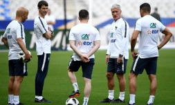 Le sélectionneur des Bleus Didier Deschamps échange avec les membres de son staff technique  lors d'un entraînement au Stade de France, le 27 mai 2018