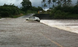 Une voiture a été piégée par le radier de Sainte-Suzanne (Photo Mounice Najafaly)