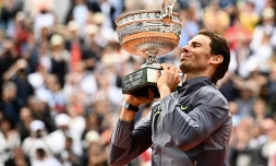 Rafael Nadal soulève le trophée des Mousquetaires après sa victoire sur Dominic Thiem à Roland-Garros, le 9 juin 2019