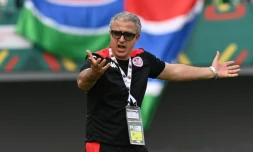 L'entraîneur de la Tunisie Mondher Kbaier proteste lors du match de Coupe d'Afrique des nations contre le Mali le 12 janvier 2022 à Limbé au Cameroun