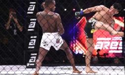 Le Français Taylor Lapilus (g) face au Brésilien Breno Marcos lors d'un combat de MMA, le 14 décembre 2019 à Dakar