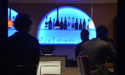 Vue de l'intérieur du café Capuccino, qui avait été attaqué en janvier 2016 par des jihadistes, au moment de sa réouverture le 10 juin 2017 à Ouagadougou 