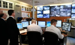 Le ministre de l'Intérieur Bernard Cazeneuve et le Premier ministre Manuel Valls au centre de commandement de la police le 15 novembre 2015 à Paris