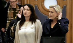La présidente du groupe RN à l'Assemblée nationale Marine Le Pen, à droite et à sa gauche Catherine Griset, le 21 janvier 2026 au palais de justice de Paris