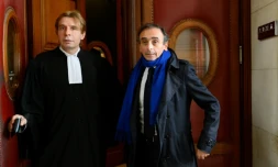 Eric Zemmour (d) et son avocat Olivier Pardo (g) au tribunal de Paris le 6 novembre 2015