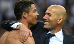L'entraîneur du Real Zinédine Zidane congratule Cristiano Ronaldo après la victoire des Merengue en finale de la Ligue des champions face à l'Atletico Madrid à San Siro, le 28 mai 2016