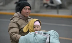 Un jeune enfant sur un scooter dans une rue de Pékin, le 17 janvier 2024