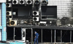 Un enquêteur inspecte les dégâts à l'hôpital Changfeng de Pékin, le 19 avril 2023