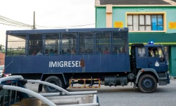 Un camion des services d'immigration qui transporterait des migrants birmans se dirige le 23 fĂ©vrier 2021 vers une base navale en Malaisie d'oĂč les migrants ont Ă©tĂ© expulsĂ©s