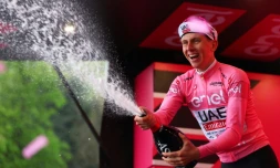 Le SlovÚne Tadej Pogacar avec le maillot rose de leader du Tour d'Italie aprÚs sa victoire dans la 2e étape entre San Francesco al Campo et le sanctuaire d'Oropa le 5 mai 2024