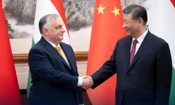 Image diffusée le 8 juillet 2024 par les services du Premier ministre hongrois Viktor Orban (g), reçu par le président chinois Xi Jinping à Pékin